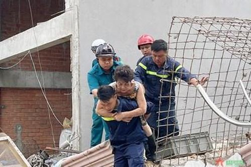 TP Hồ Chí Minh: Lực lượng dân quân hỗ trợ cứu nạn kịp thời vụ sập nhà 4 tầng