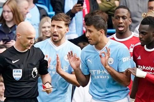 Guardiola tức giận với Rodri sau thẻ đỏ không đáng