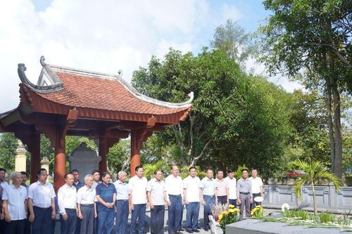 Cử hành lễ giỗ lần thứ 203 của Đại thi hào Nguyễn Du