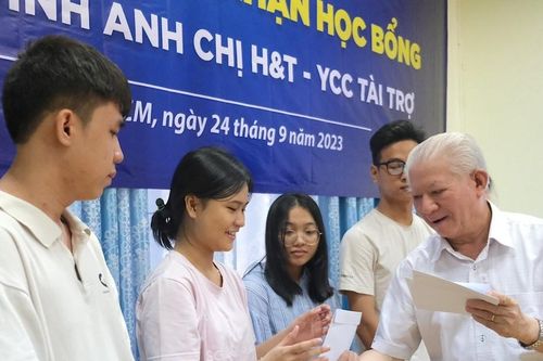 Trao 20 suất học bổng từ 20-75 triệu đồng đến tân sinh viên khó khăn