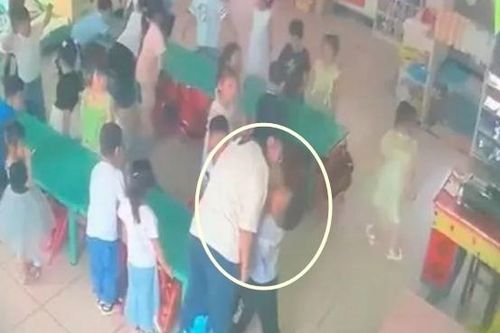 Con 'khoe' không bị cô giáo đánh, mẹ phát hiện chuyện đau lòng