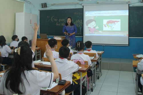 Kiểm tra bài cũ đầu giờ: Học sinh hào hứng nhận 'đơn đặt hàng'