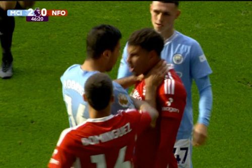 Cận cảnh tình huống sao Man City bóp cổ đối thủ