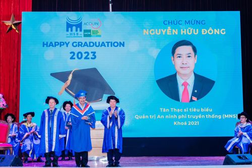 Trường Quản trị và Kinh doanh trao bằng tốt nghiệp cử nhân, thạc sĩ