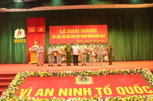 Khai giảng lớp xóa mù chữ cho 71 phạm nhân tại Trại giam Nà Tấu