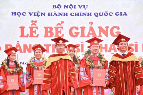 Học viện Hành chính Quốc gia bế giảng và trao bằng cho các tiến sĩ, thạc sĩ