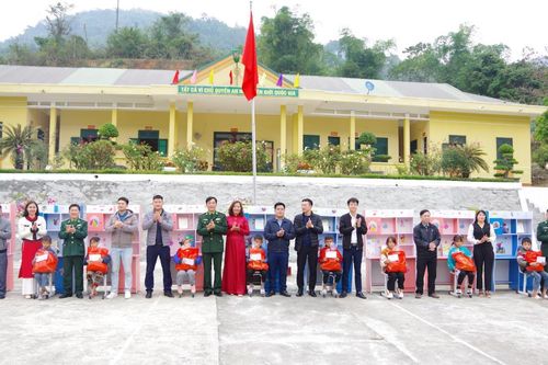 Chăm lo cho học sinh có hoàn cảnh khó khăn bằng cả trái tim người lính