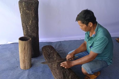 Chàng trai Xơ Đăng đam mê 'giữ hồn' tượng cổng làng dân gian ở Trà Mai