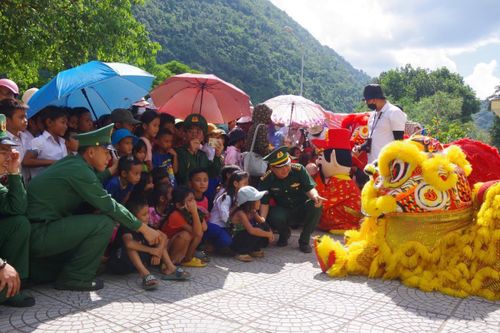 Thiếu nhi Việt - Lào cùng chung vui Tết Trung thu nơi biên giới