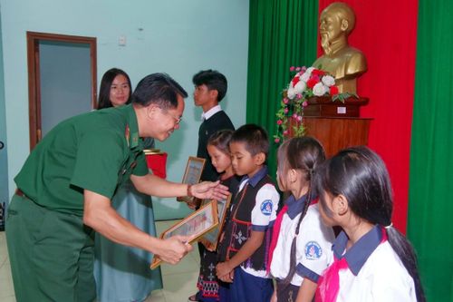 Tiếp thêm động lực cho học trò vùng biên bước vào năm học mới