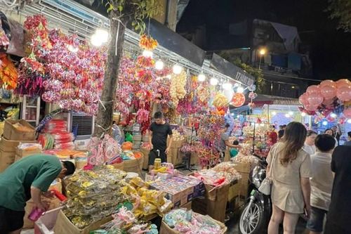 Đèn lồng con thỏ thành mặt hàng 'hot trend' làm mưa làm gió trên thị trường trong mùa Trung thu
