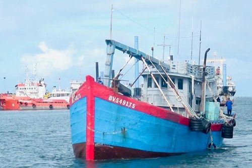Bắt giữ tàu vận chuyển 50.000 lít dầu D.O trái phép trên biển