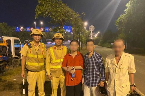 Công an kịp thời 'giải cứu' thiếu niên đạp xe ngược chiều trên đường Hà Nội