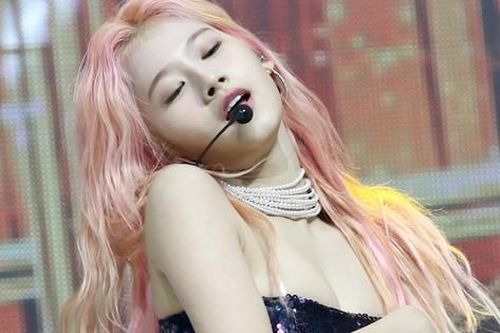 Nữ ca sĩ chỉ ăn 8 quả cà chua bi mỗi ngày