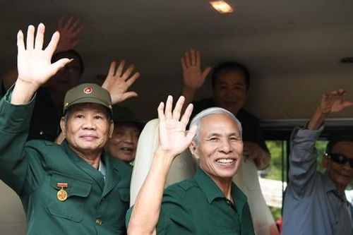 Bịn rịn chia tay các thương binh, mong 'Ánh lửa từ trái tim' tiếp tục được tổ chức