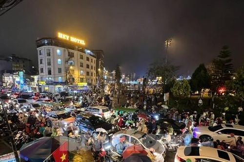 Hàng nghìn người chen chân xem pháo hoa ở Sa Pa