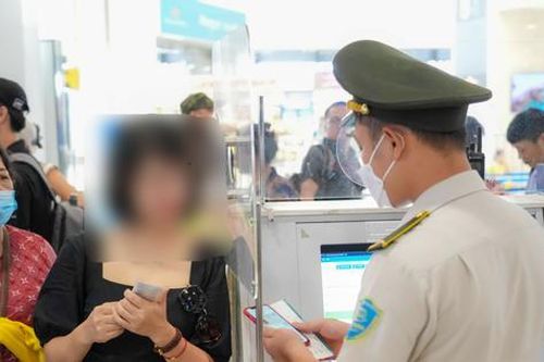 Cấm bay 1 năm nữ hành khách dùng giấy tờ giả