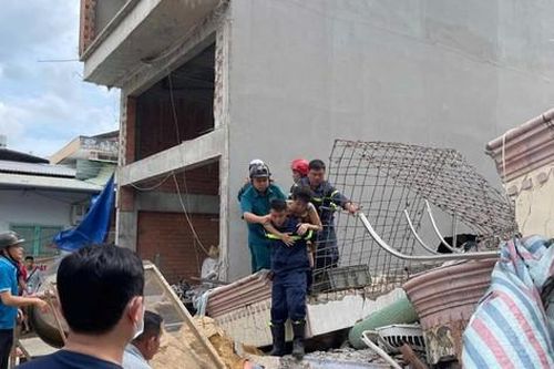 Nghẹt thở giải cứu các nạn nhân vụ sập nhà 4 tầng ở TPHCM