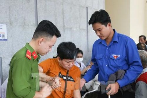 Tuổi trẻ Đà Nẵng khám bệnh miễn phí, trao nhu yếu phẩm cho người yếu thế