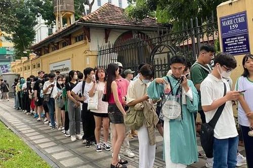 Fan xếp hàng dài gần 1 km, đội mưa để gặp Phương Mỹ Chi