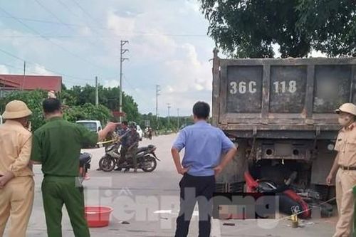 Tông vào xe tải đang đỗ bên đường, nam thanh niên tử vong tại chỗ