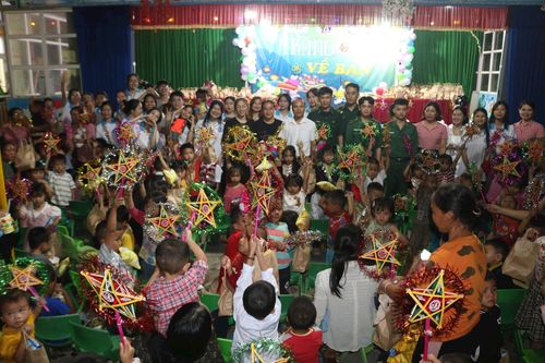 Trung thu sớm với trẻ em biên giới