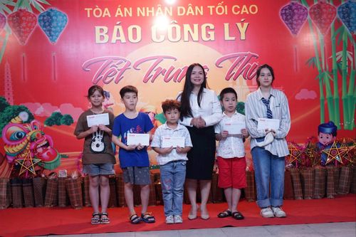 Báo Công lý tổ chức Tết Trung thu cho các cháu thiếu niên nhi đồng