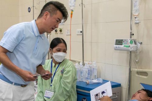 Đàm Vĩnh Hưng hát, tặng quà bệnh nhân dịp Trung thu