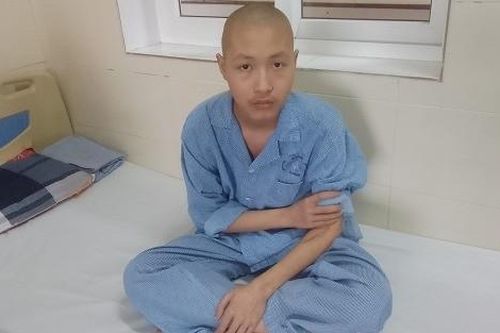 Nam sinh xin ngừng chữa ung thư, dành tiền cho các em ăn học