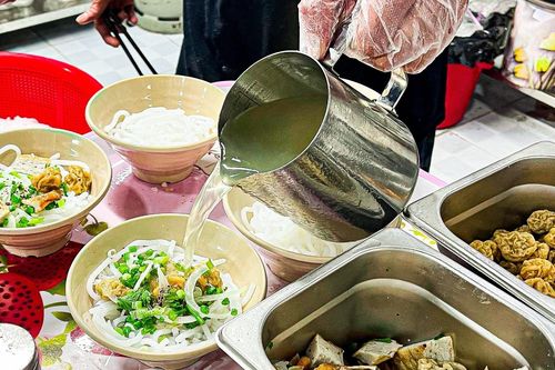 Bánh canh giá 12.000 đồng ở TP.HCM, khách ngồi kín chỗ, gọi 2 bát 'cứu đói'