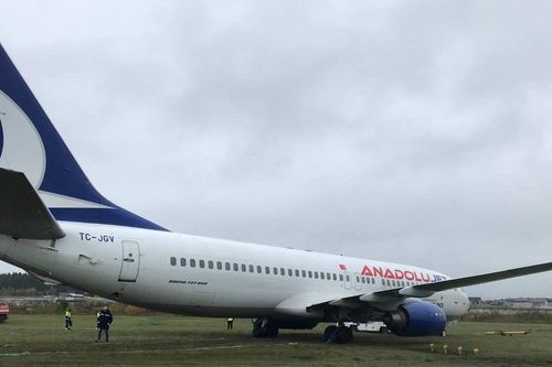 Máy bay Boeing 737 chở 181 người lao lên bãi cỏ khi hạ cánh