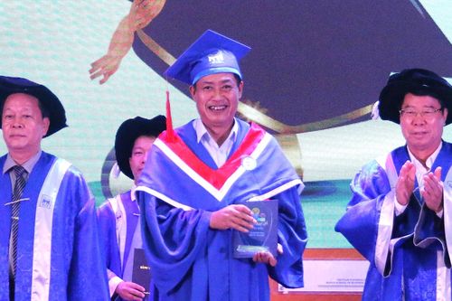 Bí thư Tỉnh ủy Sơn La tốt nghiệp thạc sĩ tiêu biểu Trường Quản trị và Kinh doanh