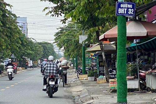 Vẫn quấn cỏ nhựa 'xanh hóa' hàng trăm cột điện