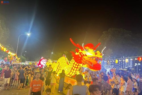 Tưng bừng lễ hội rước đèn vui Tết Trung thu ở Hà Tĩnh