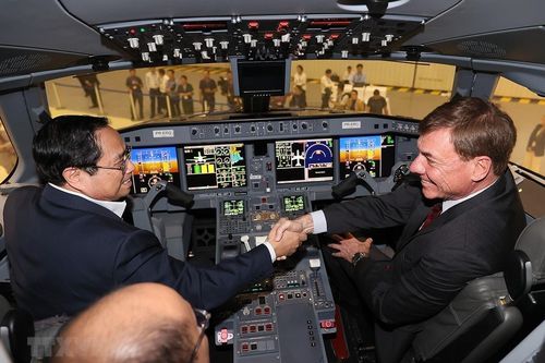 Thủ tướng thăm Tập đoàn Hàng không Vũ trụ Embraer của Brazil