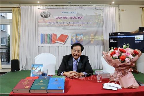 Kỷ niệm 10 năm ra mắt tập đầu tiên bộ Đại từ điển giáo khoa Séc - Việt