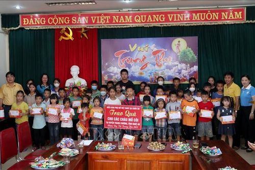 Trao quà cho trẻ mồ côi tại Nghệ An nhân dịp Tết Trung thu 2023