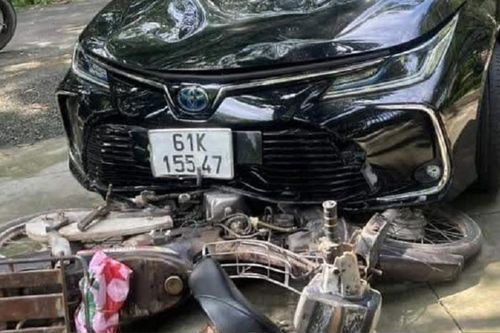 Hoảng loạn sau va chạm, nữ tài xế kéo lê xe máy hơn 2km về nhà