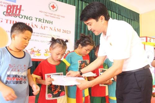 'Trung thu nhân ái' tại làng trẻ SOS Thanh Hóa
