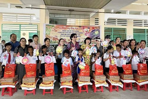Thêm 350 thiếu nhi dân tộc thiểu số Khmer xã Châu Lăng được vui Trung thu