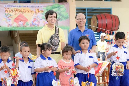 Tặng quà Trung thu cho học sinh Trường Tiểu học 'A' Mỹ Hiệp có hoàn cảnh khó khăn