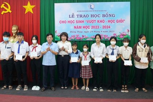 Trao học bổng cho học sinh vượt khó học giỏi