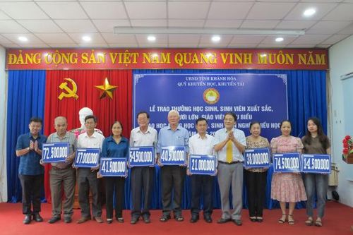 Quỹ Khuyến học, khuyến tài Khánh Hòa trao thưởng và học bổng đợt 2 năm 2023