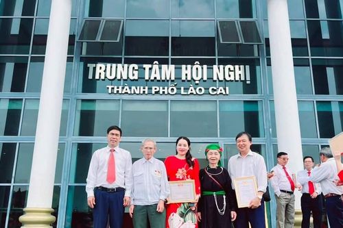 Vinh dự được tặng hoa Bác Hồ