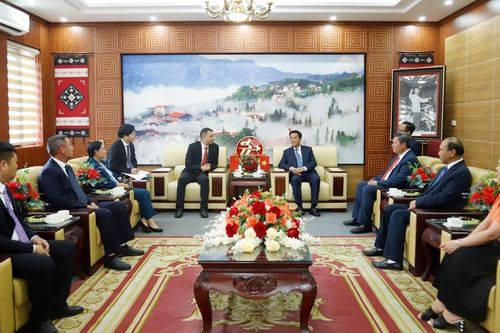 Bí thư Thị ủy Sa Pa tiếp xã giao đoàn đại biểu huyện Bình Biên (Trung Quốc)