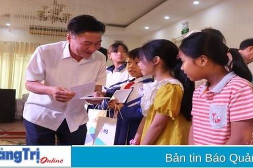 Trao 100 suất học bổng, quà trung thu cho thiếu nhi có hoàn cảnh khó khăn