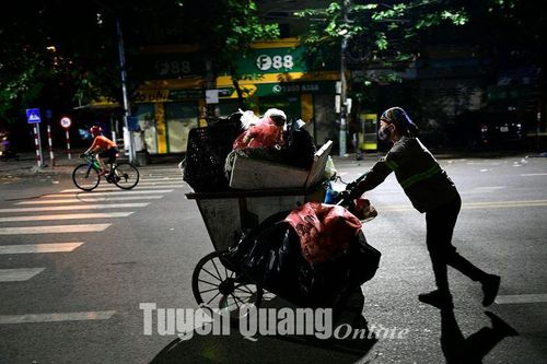 Trắng đêm cùng người lao công sau đêm hội