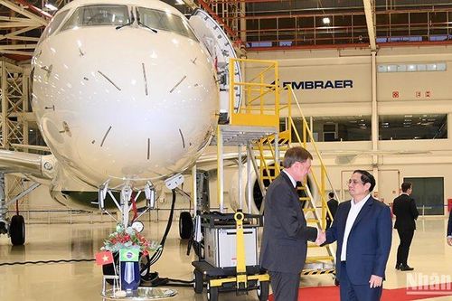 Thủ tướng Phạm Minh Chính thăm Tập đoàn hàng không vũ trụ Embraer