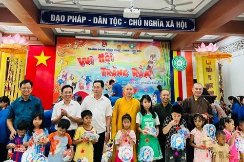 Bình Phước: 'Vui hội trăng rằm' tặng quà đến 1.400 cháu nhỏ tại chùa Tỉnh Hội, Thanh An