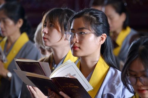 Gần 1.000 người phát nguyện quy y Tam bảo tại chùa Huê Nghiêm